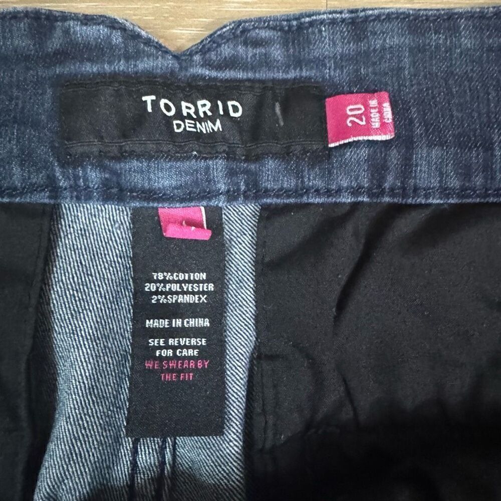 Torrid Women's 20 Rolled Hem Bermuda Shorts Dark Wash Stretch Denim Casual Basic - Picture 3 of 4